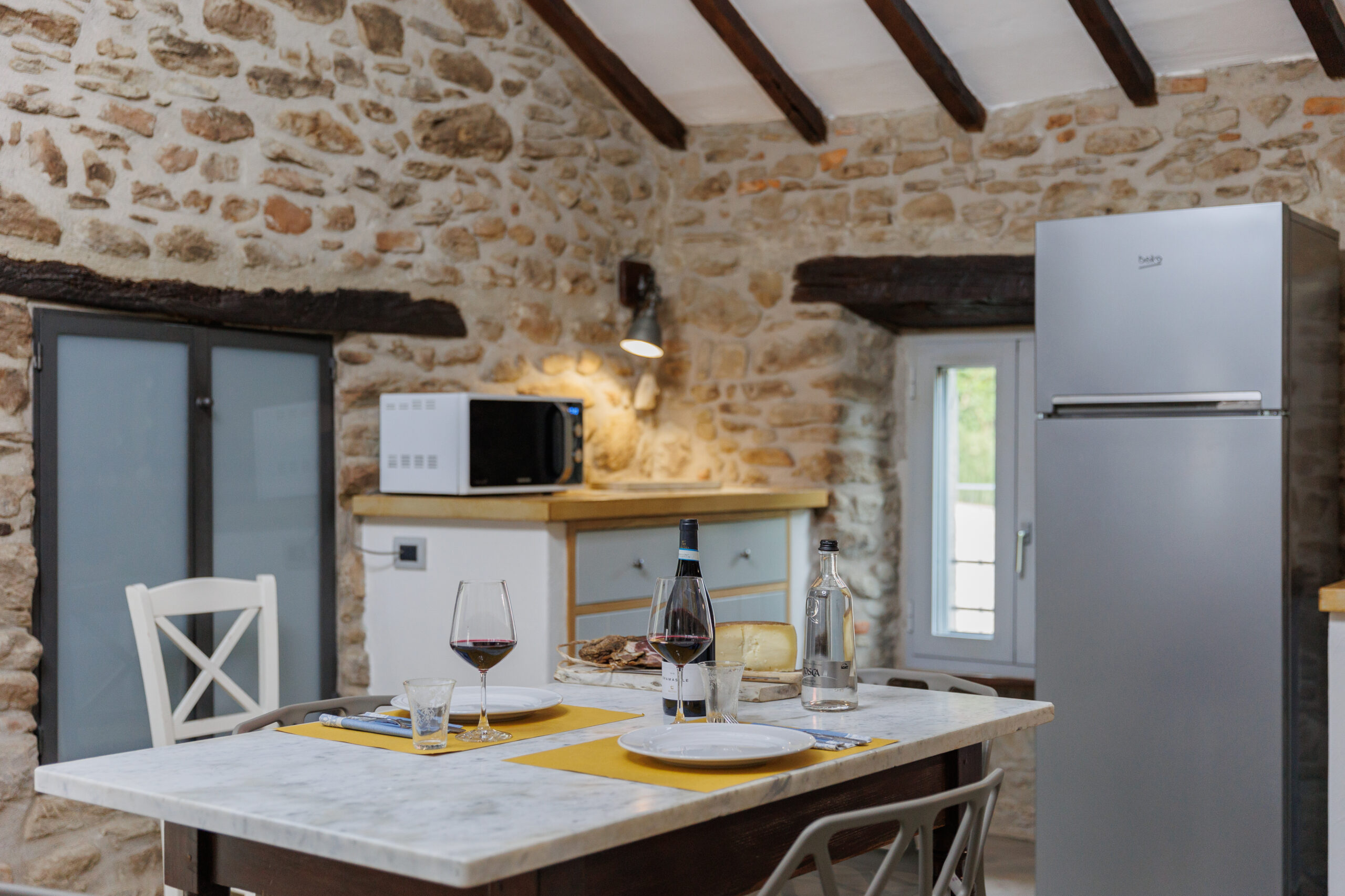 cucina con tavolo Casale tenuta la scure cortona